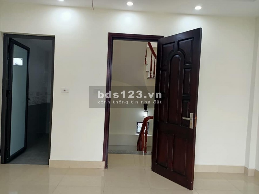 Nhà trung tâm Long Biên, vài bước ra đường lớn, giá 2.65 tỷ