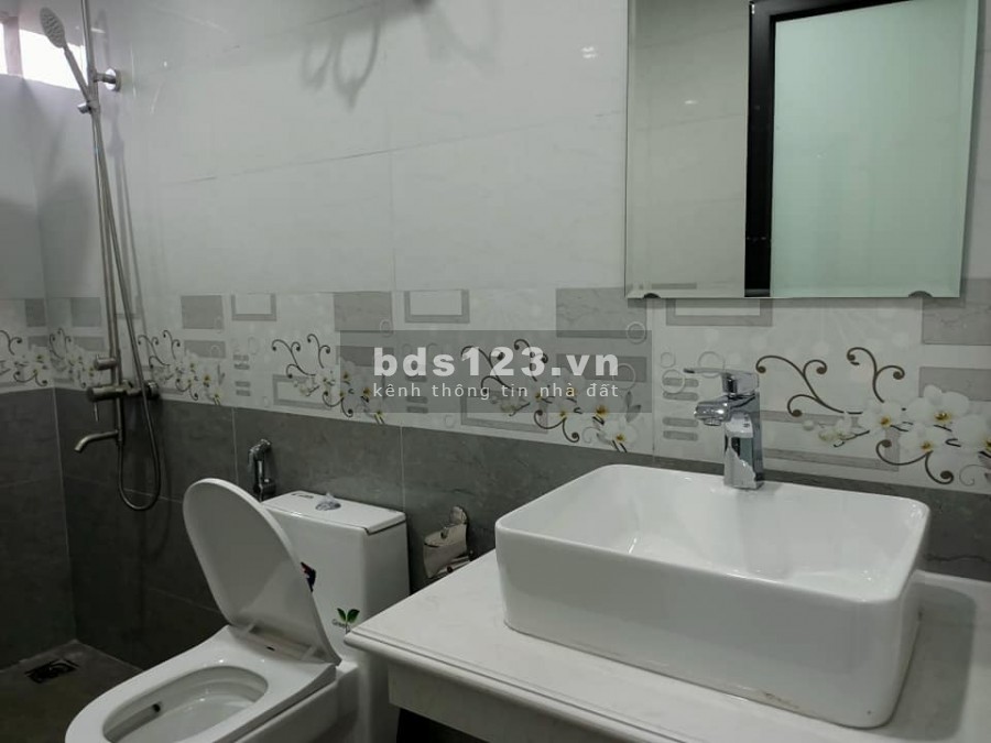 Nhà trung tâm Long Biên, vài bước ra đường lớn, giá 2.65 tỷ