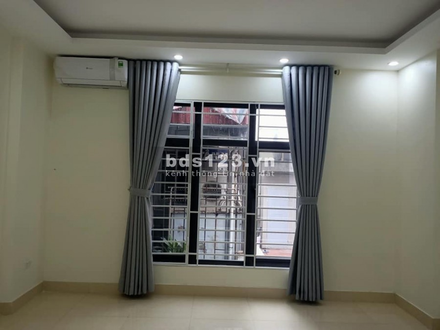 Nhà trung tâm Long Biên, vài bước ra đường lớn, giá 2.65 tỷ