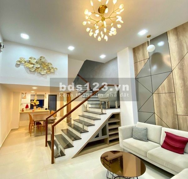 Cần bán nhà mặt tiền quy hoạch 12m, 4 tầng Hoàng Quốc Việt hỗ trợ vay vốn đến 70% giá 1,9 tỷ đồng