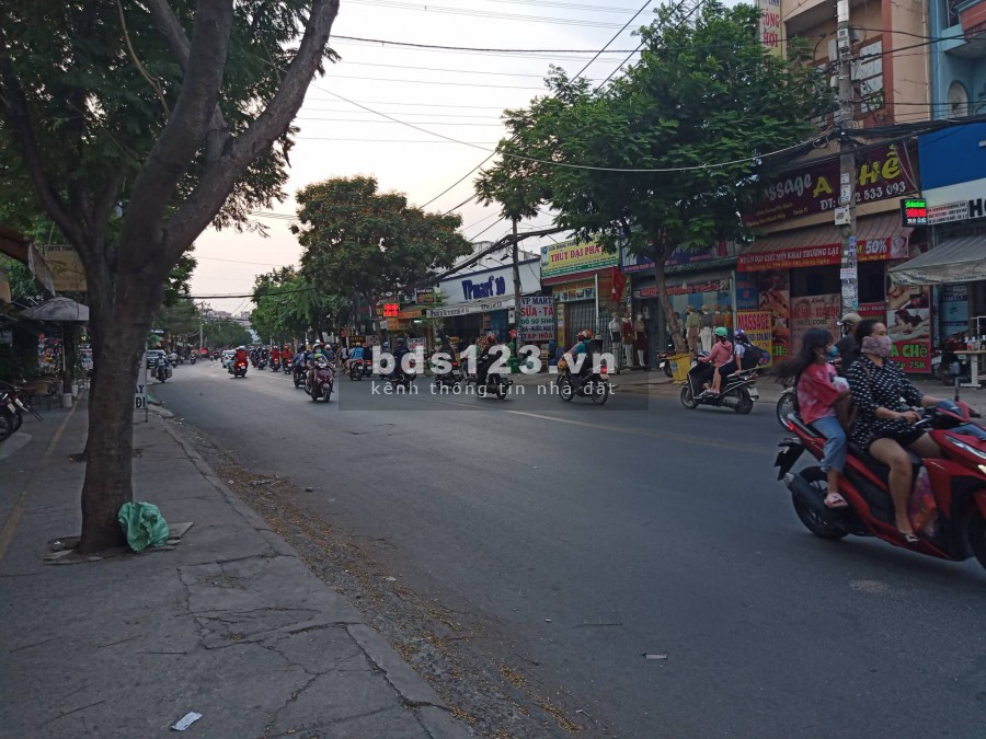 Bán gấp nhà 2 lầu mặt tiền đường quận 12