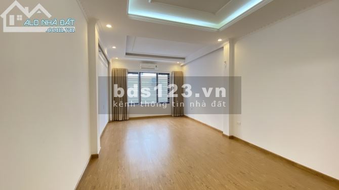 Bán nhà Hoàng Mai, Hồ Đền Lừ, 40m2, Mt 4m, Ô tô cách nhà 15m, 2,6 tỷ