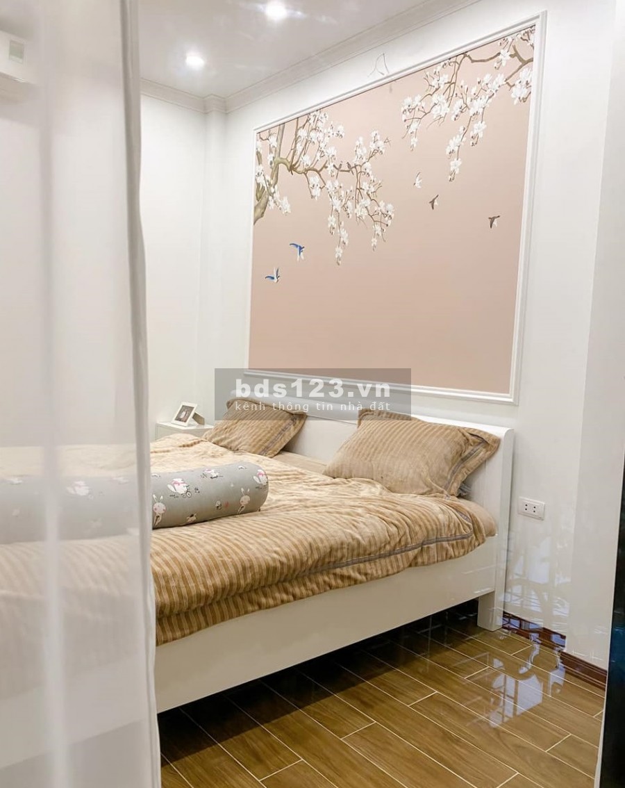 Bán nhà đẹp View Hồ Hoàng Cầu, nhà 5 tầng với mặt tiền 4m KD đẹp