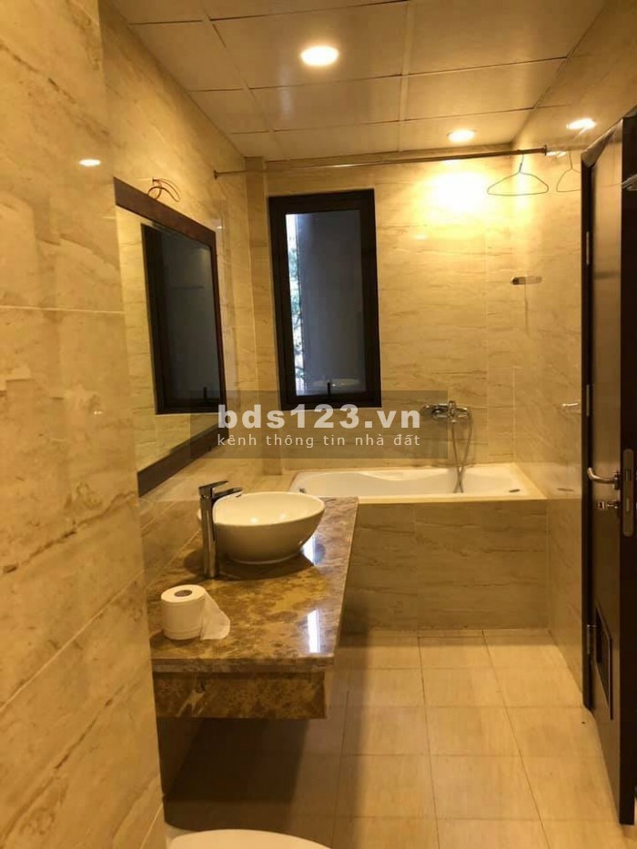 Bán gấp tòa nhà văn phòng Lạc Long Quân 9 tầng 160m2 MT 6,5m