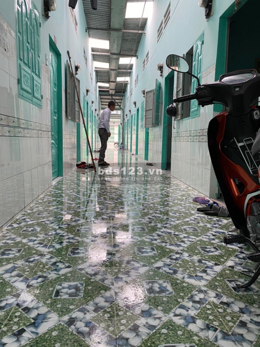 Sang lại nhà trọ 300m2 có 16 phòng 2kiot. MT đường DH4 16m, dân đông, thu nhập 20 triệu/tháng