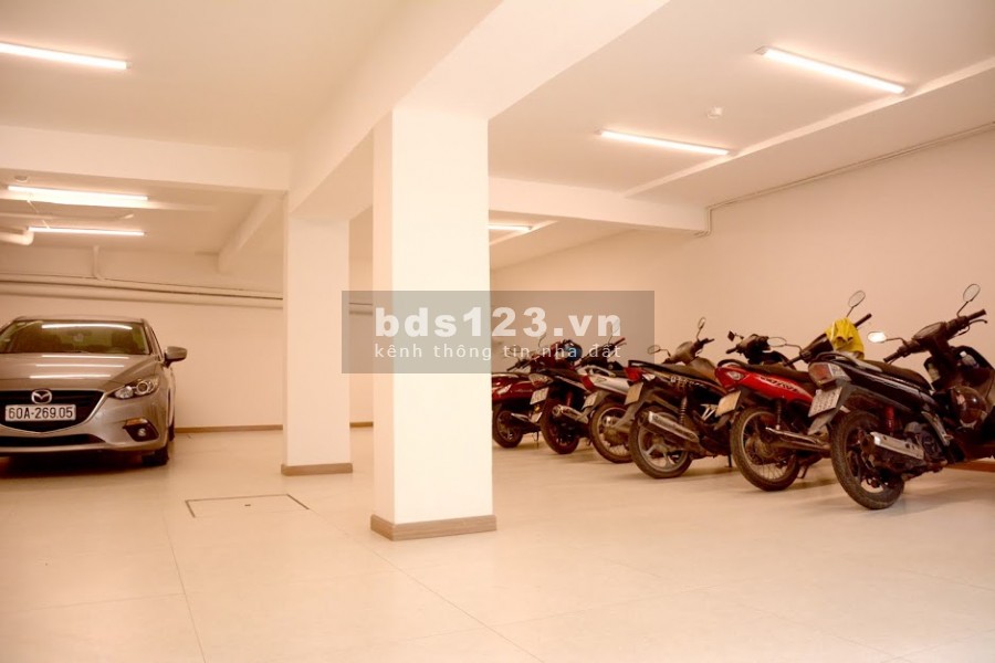 Cho thuê kho mặt phố Bồ Đề. DT 300m2