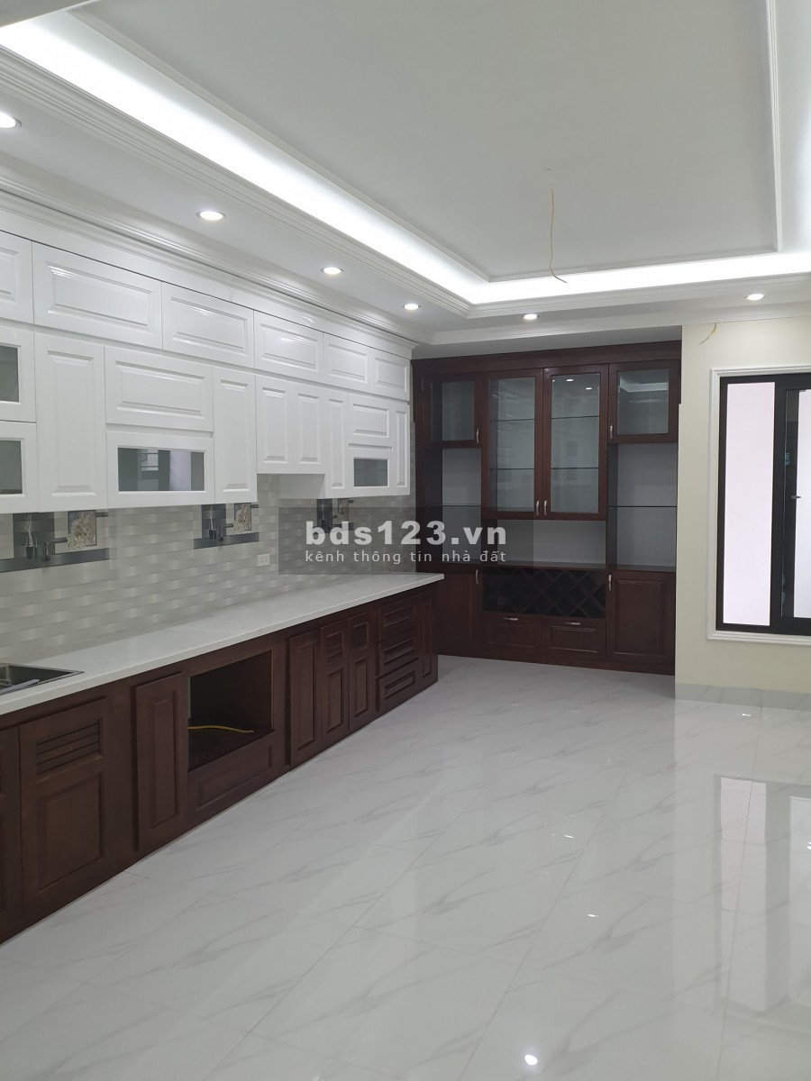 Nhà mới koong Phố Trạm 35mx5T, MT 5m chỉ 2.8 tỷ, ô tô tránh