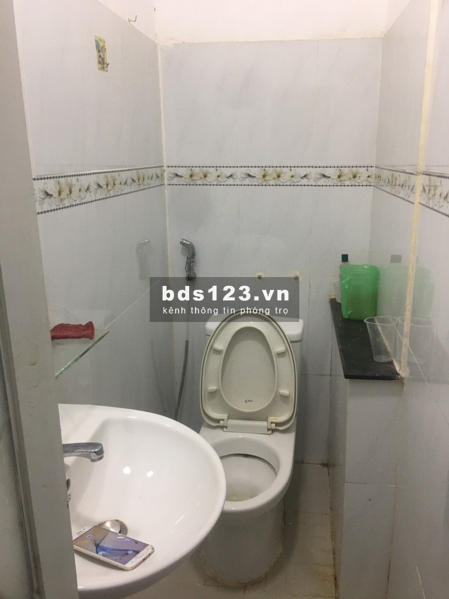 Còn 2 phòng cho nữ thuê, mặt tiền Châu thị Hóa số 95
