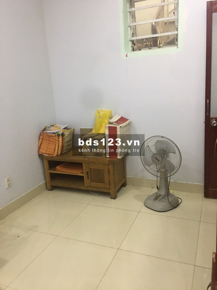 Còn 2 phòng cho nữ thuê, mặt tiền Châu thị Hóa số 95