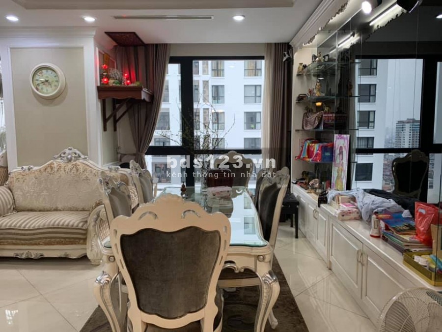Cần bán căn hộ R5 royal city 102m giá 3.8 tỷ bao phí, full đồ