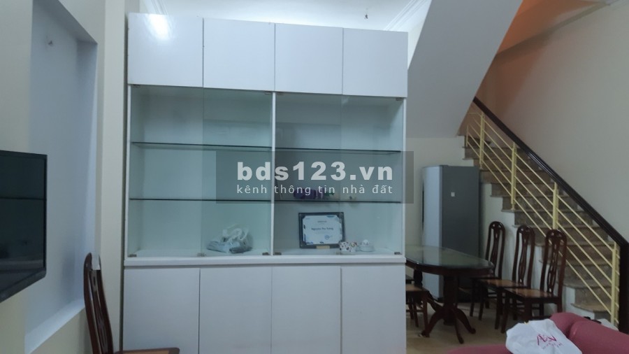 Cho thuê nhà 3 tầng trong ngõ 373 Âu Cơ, Nhật Tân!