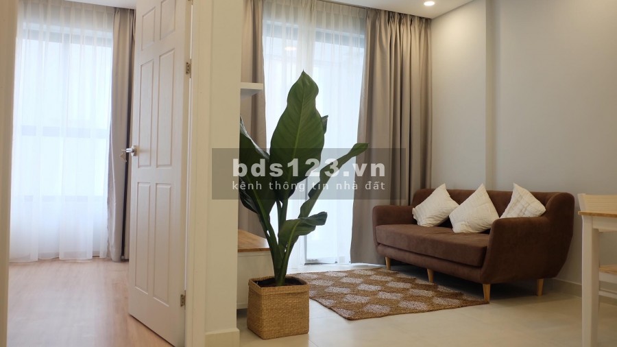 Bán căn hộ ngay trung tâm gần sân bay, 72m2, 2PN tặng nội thất giá 4.5 tỷ bao hết, sắp có sổ hồng