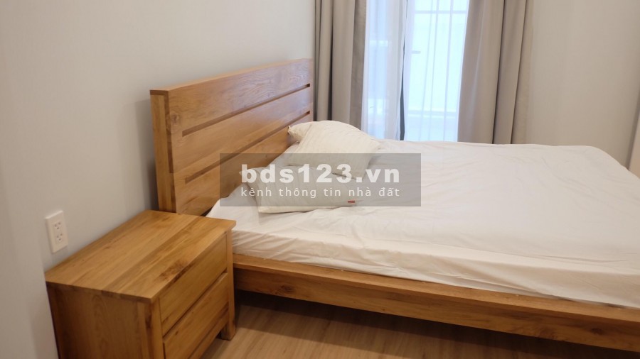 Bán căn hộ ngay trung tâm gần sân bay, 72m2, 2PN tặng nội thất giá 4.5 tỷ bao hết, sắp có sổ hồng