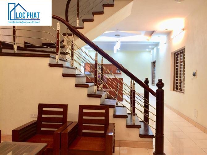 Nhà đẹp Hoàng Quốc Việt Ô tô tránh Văn phòng dt 46m2 5 tầng, 5m mặt tiền Hơn 9 tỷ