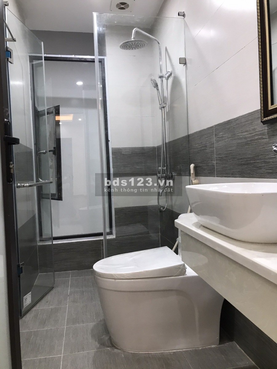 Bán gấp nhà đường Trần Minh Quyền, Quận 10, 5 tầng ban công, nhỉnh 6 tỷ, lh 0972010495