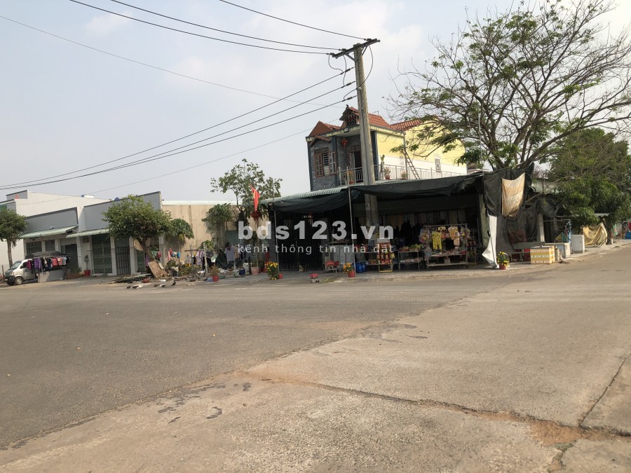 Cần bán rẻ đất mặt tiền Đường rộng, ngay khu công nghệ cao Bìnhn Dương, dân dông, sát trường học sát chợ, kinh doanh tốt