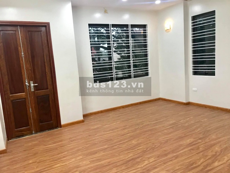 Cần bán nhà khu vực Vĩnh Tuy 3 thoáng nhà rộng ngõ to xây đẹp 5 tầng