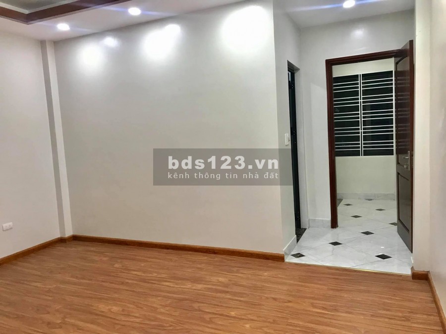 Cần bán nhà khu vực Vĩnh Tuy 3 thoáng nhà rộng ngõ to xây đẹp 5 tầng