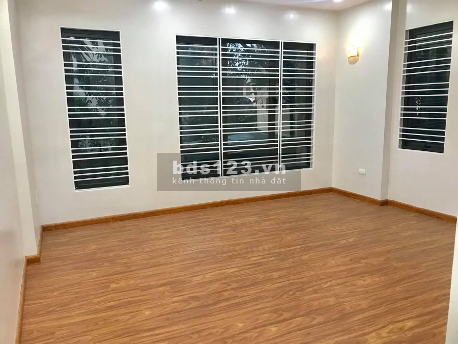 Cần bán nhà khu vực Vĩnh Tuy 3 thoáng nhà rộng ngõ to xây đẹp 5 tầng