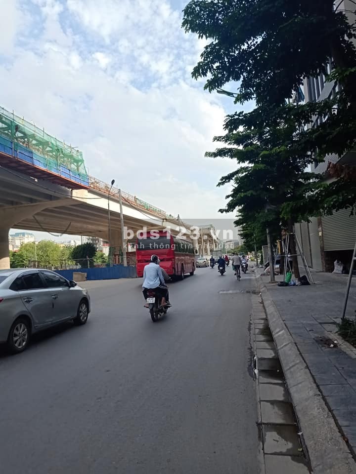 Bán nhà mặt Phố Phạm Văn Đồng 210m2 x 5T, vỉa hè, kinh doanh đỉnh, 24.7 tỷ.