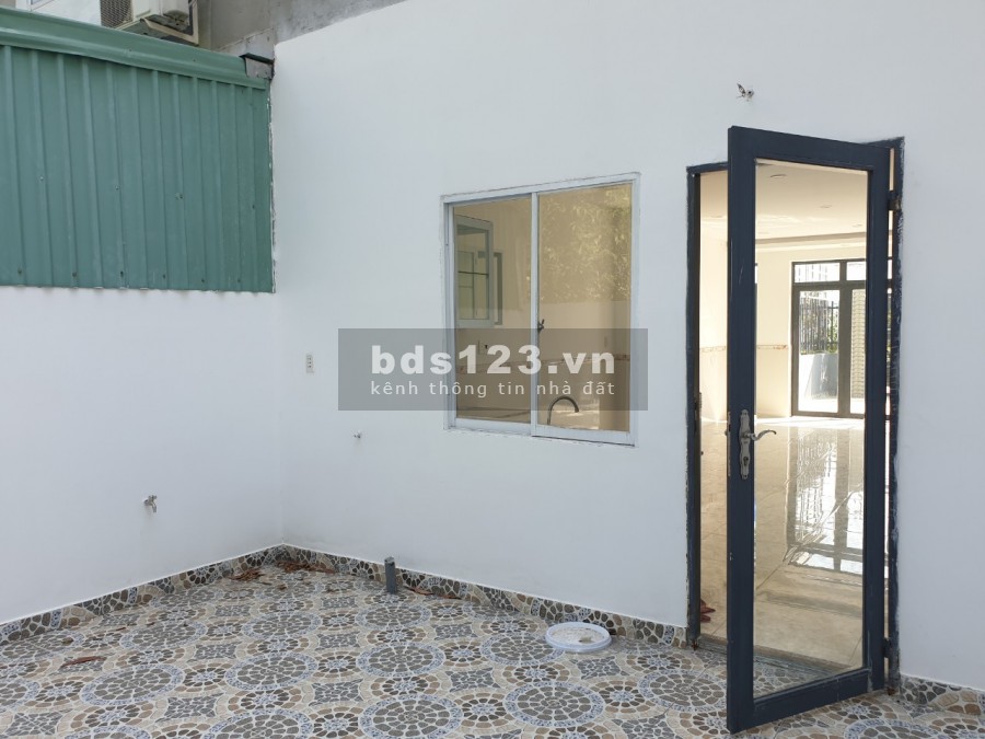 Nhà cần bán 100m2 hướng chính Đông gần chợ Bình Chánh