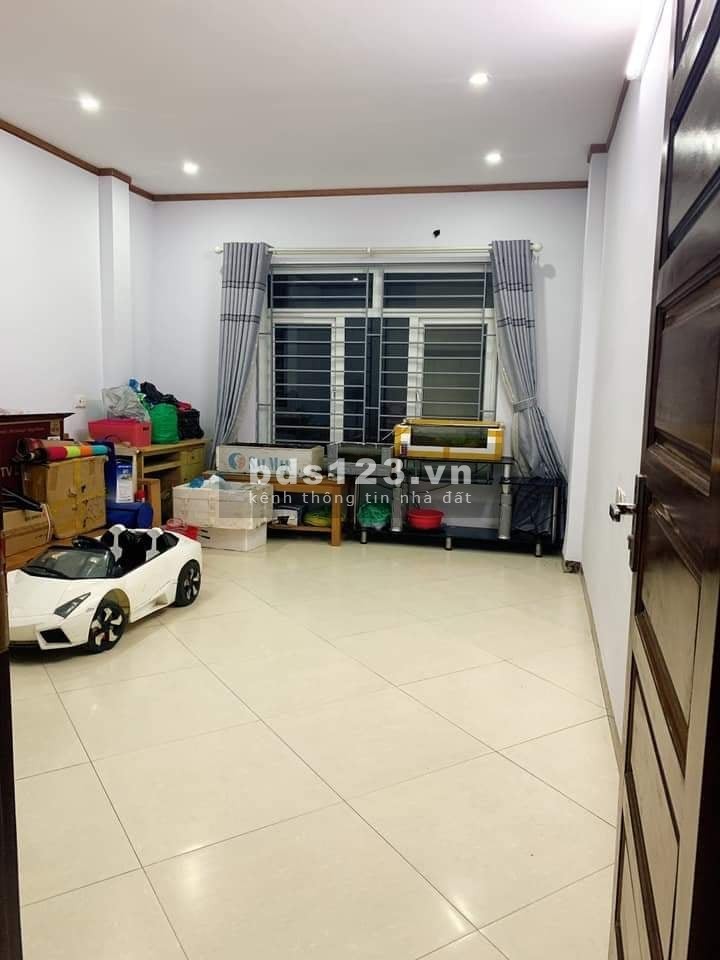  Nhà cách phố Vĩnh Hưng chỉ 10m, 37mx5T giá 3.xTỷ