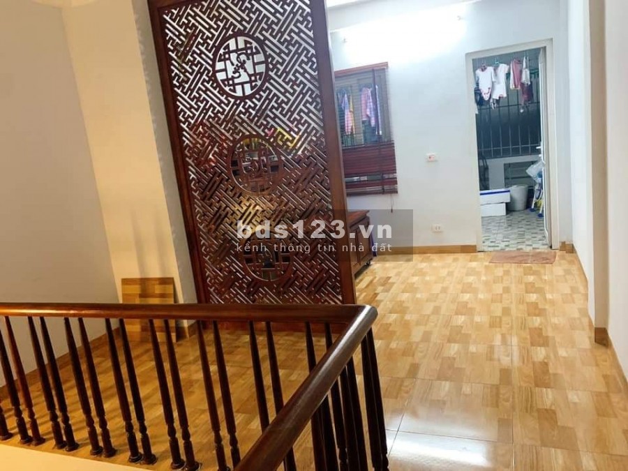  Nhà cách phố Vĩnh Hưng chỉ 10m, 37mx5T giá 3.xTỷ