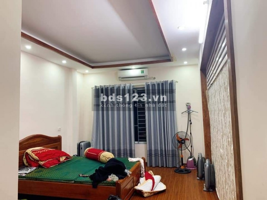  Nhà cách phố Vĩnh Hưng chỉ 10m, 37mx5T giá 3.xTỷ