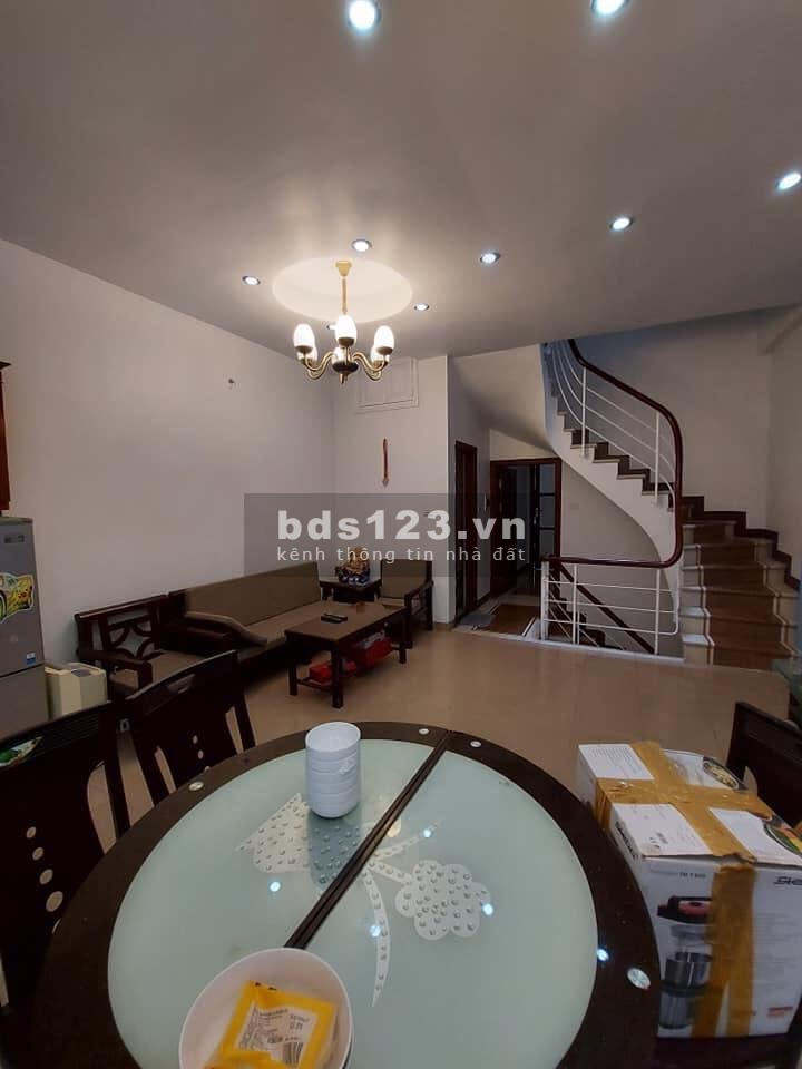 Cần tiền bán gấp nhà Nguyễn Văn Cừ DT 30m2 4T 2.85 tỷ