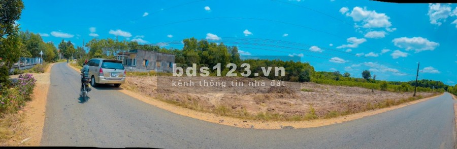 Ngay Chợ, gần Trường Học Nền đất của nhiều mục đích,1043m2 có 150m2 thổ, sổ riêng