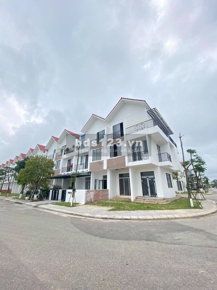 Chỉ 1 căn duy nhất nhà 3 tầng 3 mặt tiền khu B Royal park. Thanh toán theo tiến độ. LH 079_657_1878