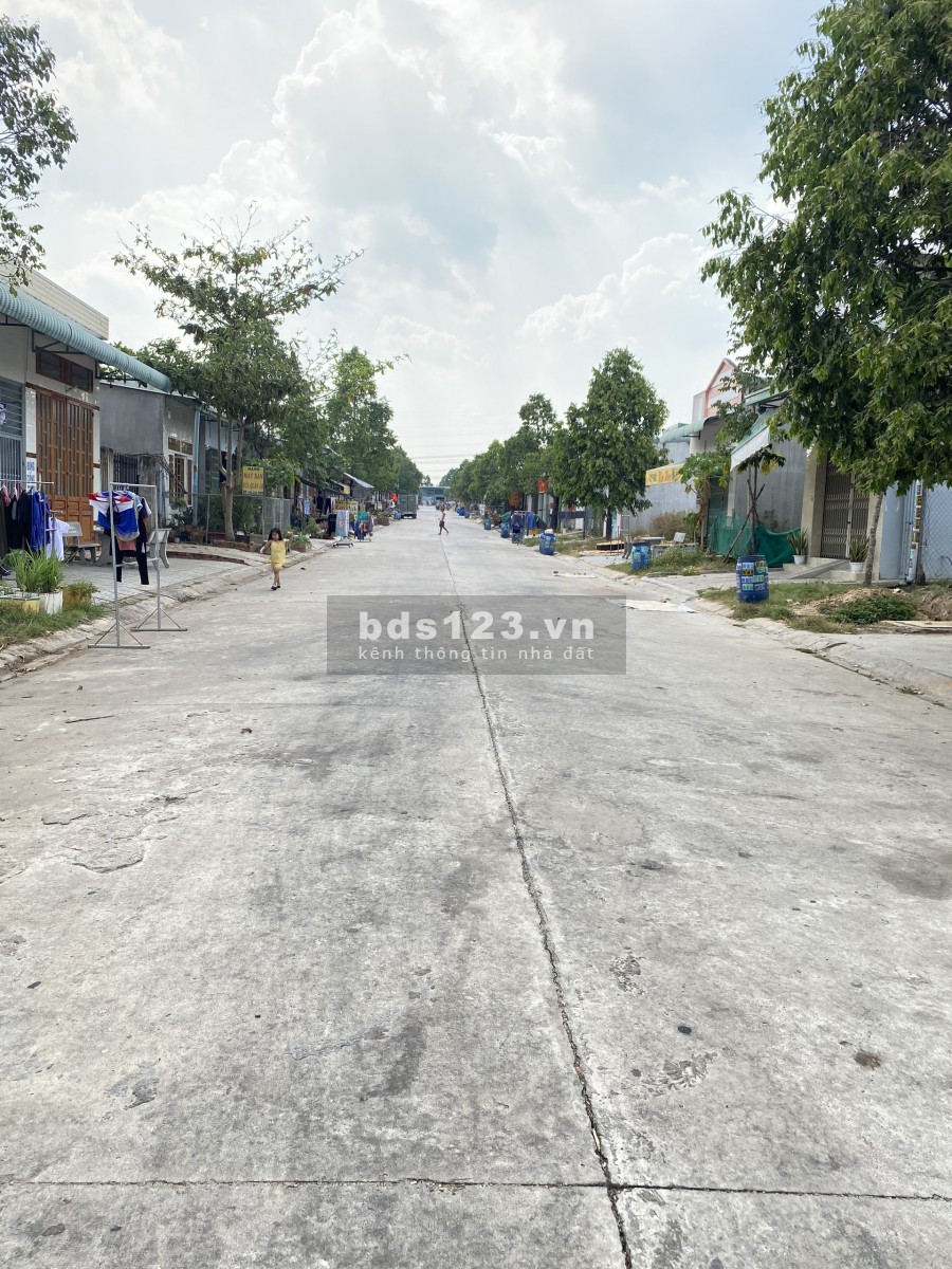 Gia đình cần tiền trả nợ cần bán căn nhà 1 trệt 1 lửng và 5 phòng trọ bên sau tại khu đô thị MP3