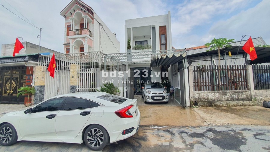 Sang gấp căn nhà 1 trệt 1 lầu mặt tiền DT746 TP Thuận An, SHR, sân ô tô
