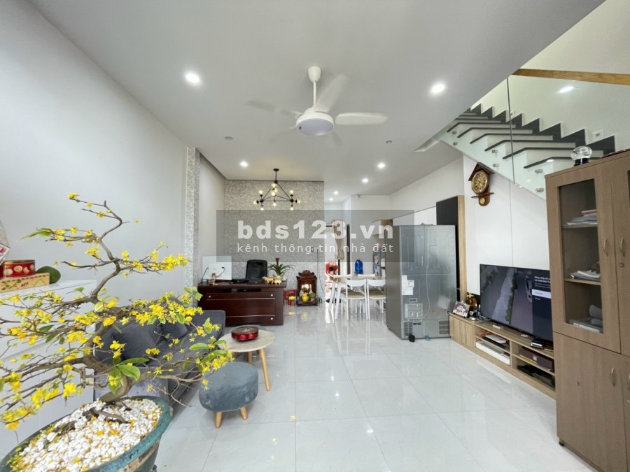 Sang gấp căn nhà 1 trệt 1 lầu mặt tiền DT746 TP Thuận An, SHR, sân ô tô