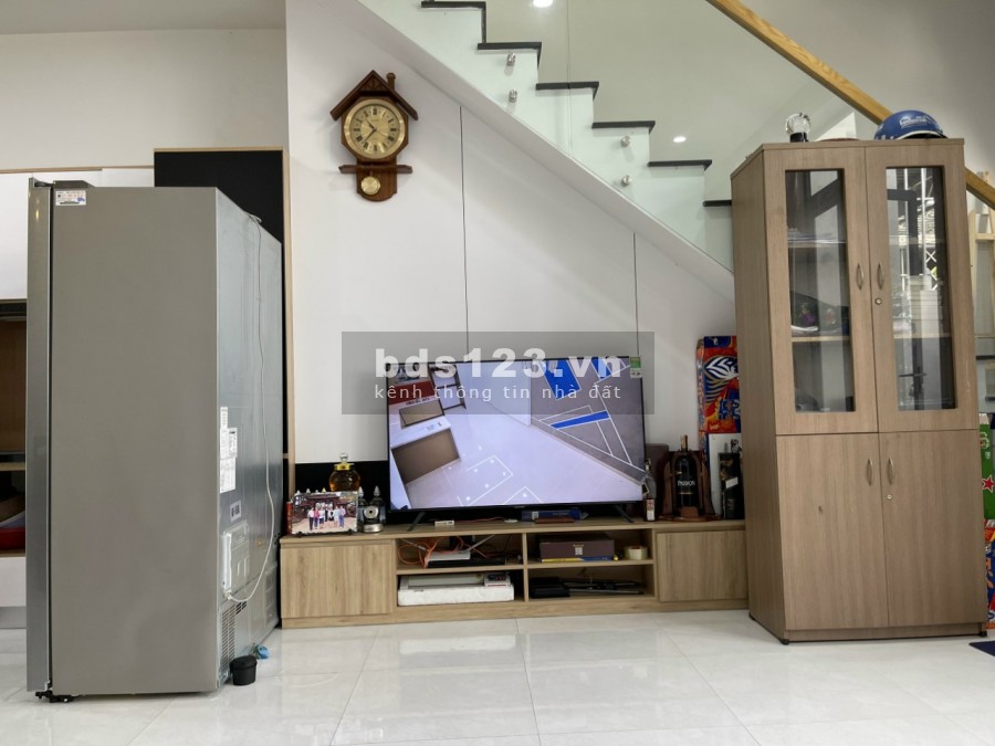 Sang gấp căn nhà 1 trệt 1 lầu mặt tiền DT746 TP Thuận An, SHR, sân ô tô