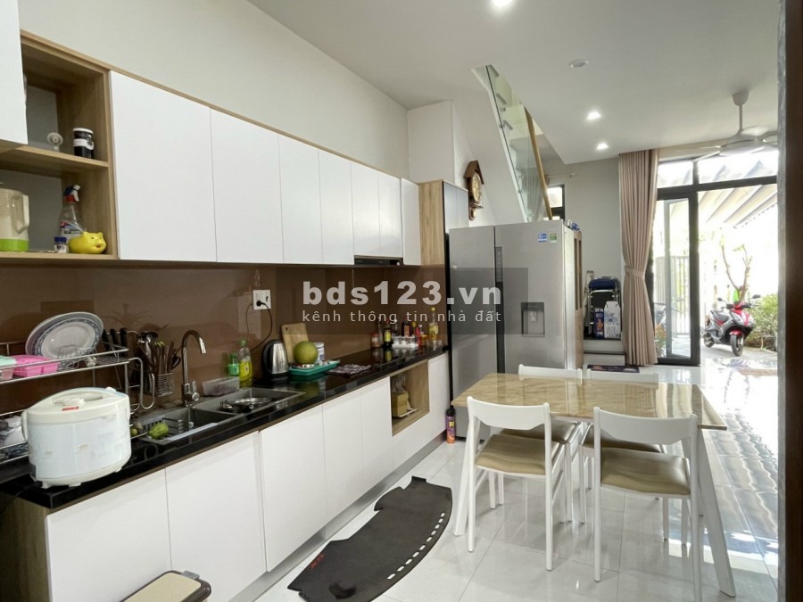 Sang gấp căn nhà 1 trệt 1 lầu mặt tiền DT746 TP Thuận An, SHR, sân ô tô