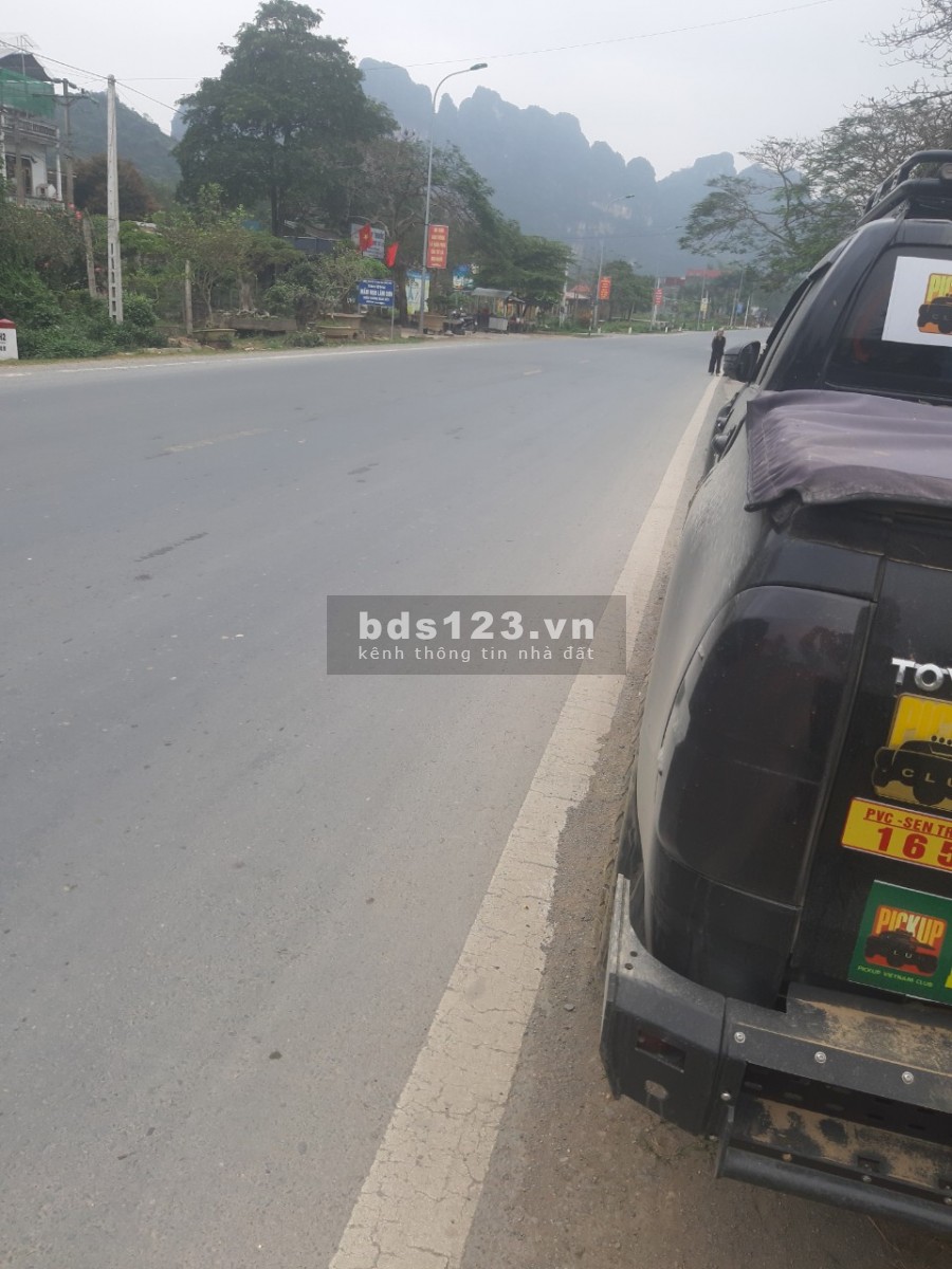 CẦN BÁN LÔ ĐẤT DT 1326M THỔ CƯ 400M, BÁM MẶT ĐƯỜNG QUỐC LỘ 6 25M. SÂU 50M GIÁ 8 TỶ(có thương lượng)