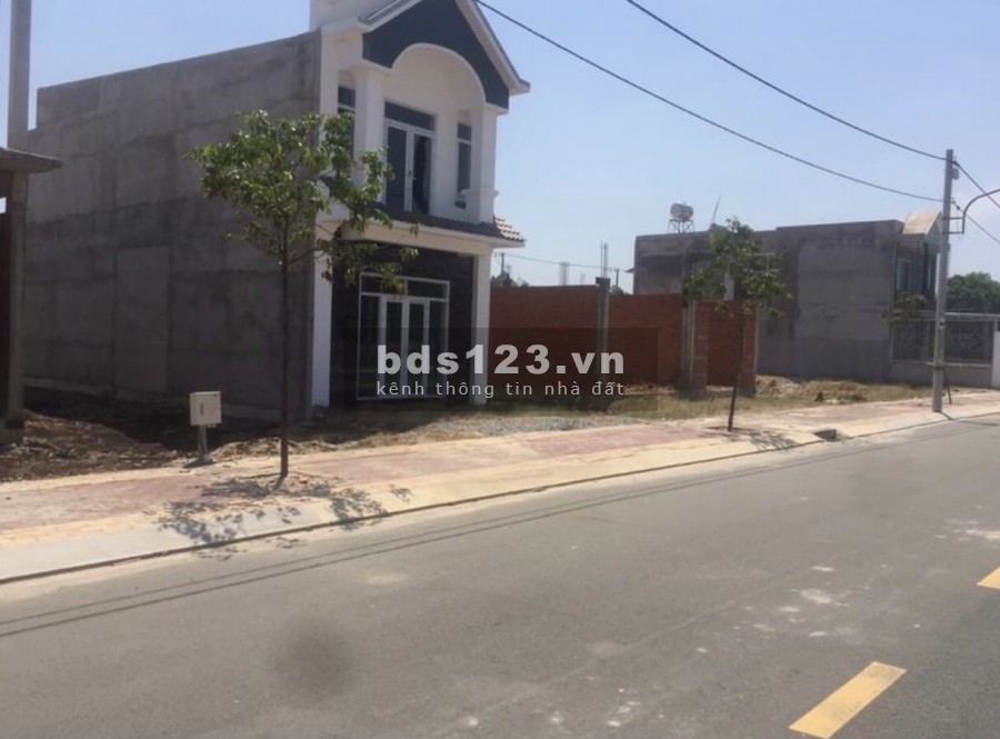 Cần tiền bán gấp lô đất thổ cư ngay chợ ở Bình Chánh 105m2