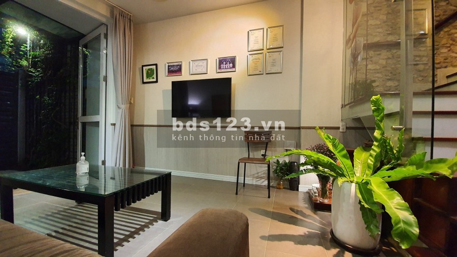 Nhà đẹp 68m2 gần chợ Phan Huy Ích Gò Vấp