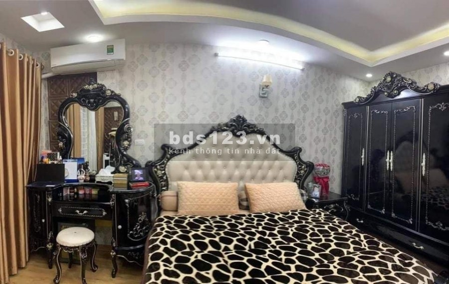 Bán nhà chỉ cách phố Bạch Mai 20m, 31mx5T, nội thất VIP, giá 3.x Tỷ