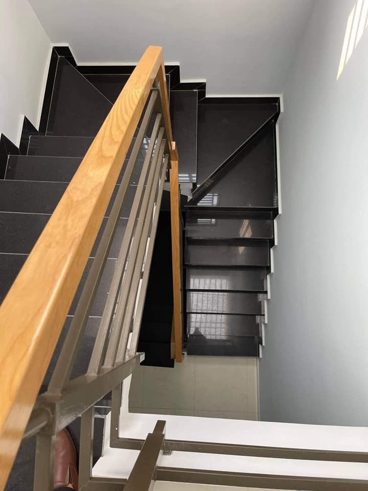 Bán gấp nhà mặt tiền Đống Đa, Bình Thạnh, khu vực yên tĩnh, 70m2, 4 tầng, 5 phòng ngủ.
