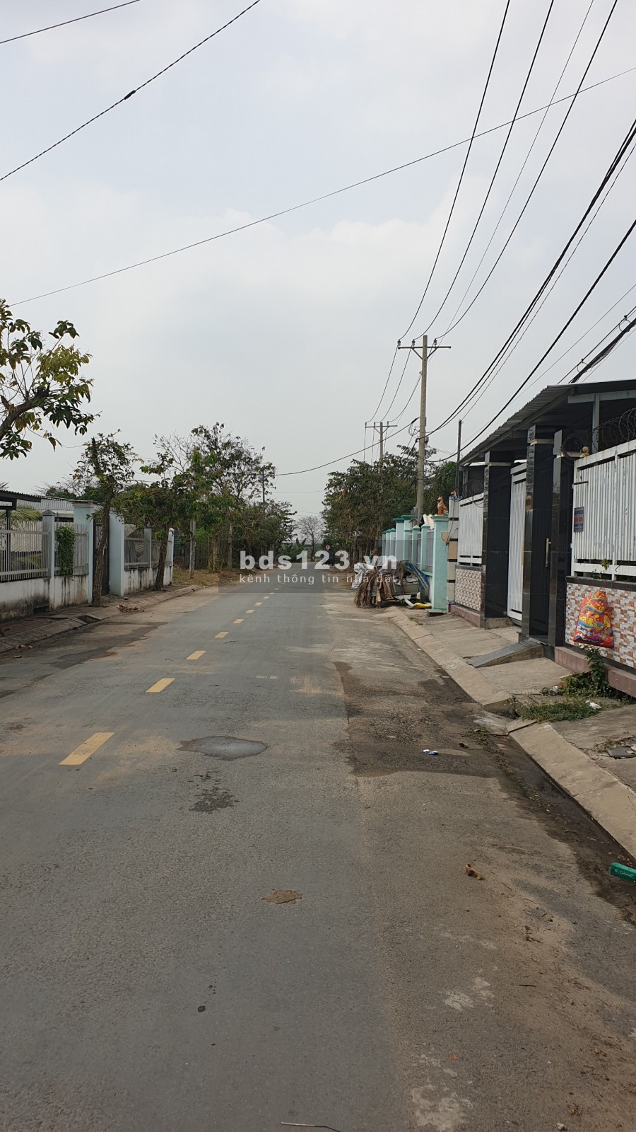 Kẹt tiền bán lỗ nhà MT Đường Trịnh Như Khuê Bình Chánh, 90m2 SHR, giá 1 tỷ