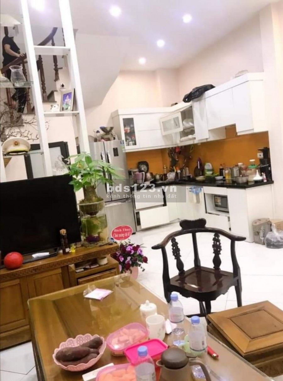 Chính chủ Âu Cơ dt 40m2 HXH thông 4 tầng 6PN chỉ 5.1 tỷ TL
