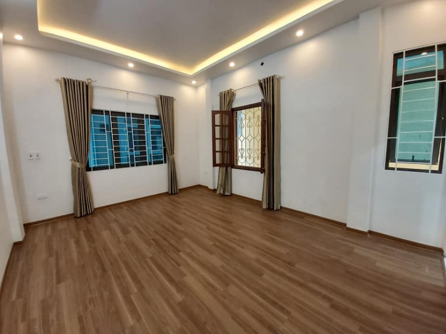 Bán nhà khu Hoàng Cầu diện tích 60m x 4 tầng mặt tiền 8m giá 6.2 tỷ
