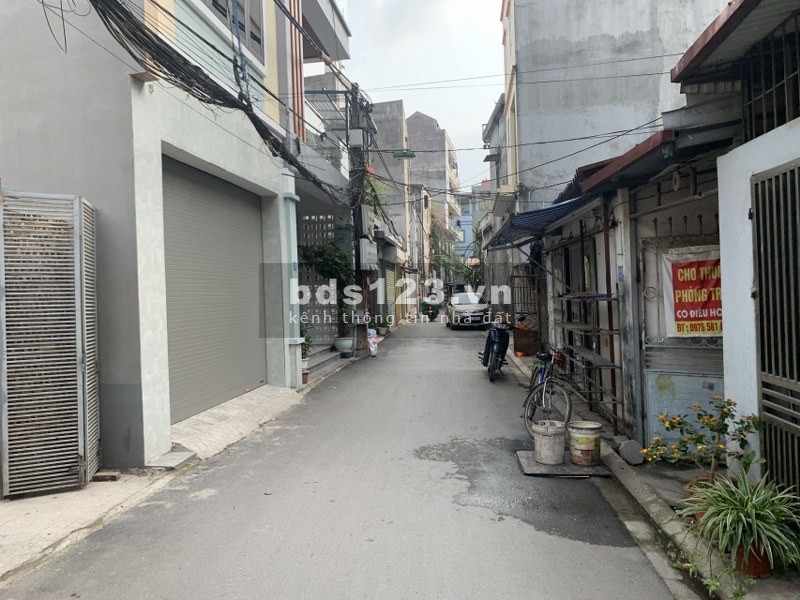 Cần bán 55m2 đất tại khu Z133 Thượng Thanh, hai mặt đường, ô tô vào nhà.