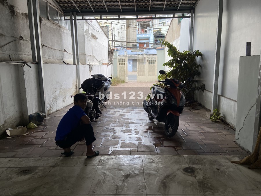 Nhà Mặt Tiền đường Nguyễn Xí: dt: 5x50m Trệt 2L: hđ cho thuê lâu dài