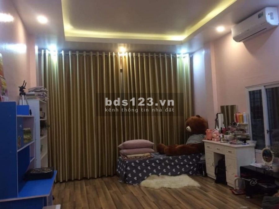 Ô tô đỗ cửa, ngõ rộng như phố, Huỳnh Thúc Kháng, Q. Đống Đa, 37m2x3 tầng.