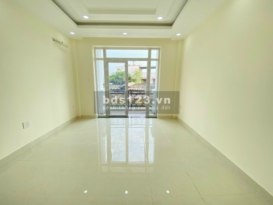 Nằm trên tuyến đường Lớn PHẠM VĂN ĐỒNG 92M2 GIÁ 5,8 Tỷ