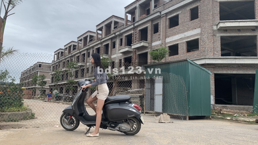 BÁN SHOPHOUSE SUẤT NGOẠI GIAO 2 MẶT TIỀN CĐT HOÀN THIỆN MẶT NGOÀI LH 086566*9997