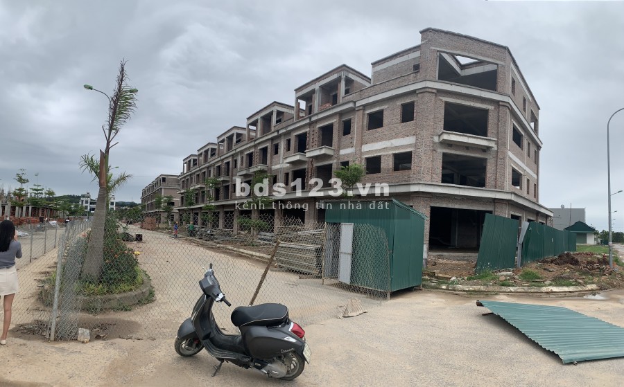 BÁN SHOPHOUSE SUẤT NGOẠI GIAO 2 MẶT TIỀN CĐT HOÀN THIỆN MẶT NGOÀI LH 086566*9997